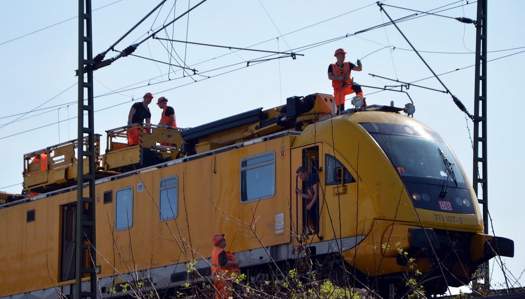 Einsatz BF Koeln Kran beruehrt Oberleitung DB Koeln Gremberg Taunusstr P092.JPG